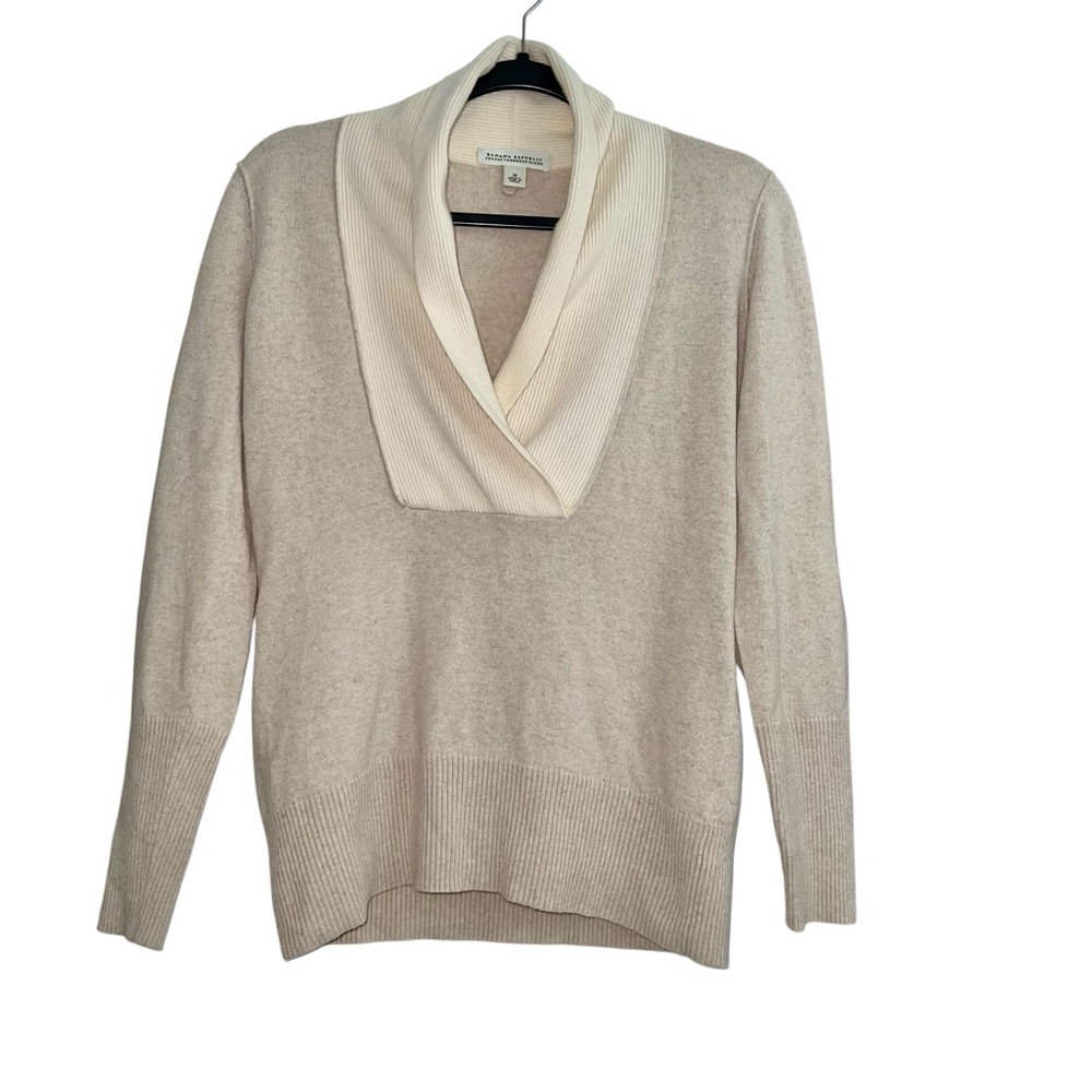 Banana Republic Luxury Cashmere Blend Sweater Size Medium - Picture 2 of 9